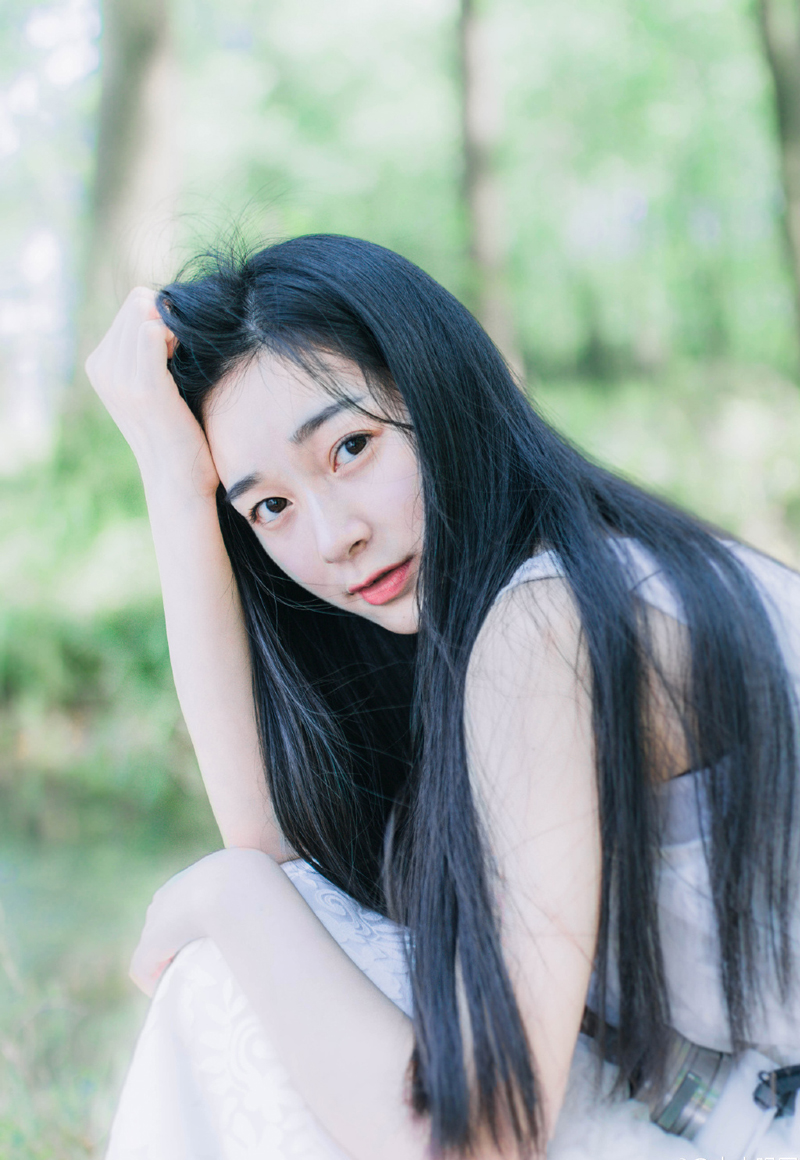流去的种种，化为一群一群蝴蝶，虽然早已明白了，世上的生命，大半朝生暮死，而蝴蝶也是朝生暮死的东西，可是依然为着它的色彩目眩神迷，觉着生命所有的神秘与极美。